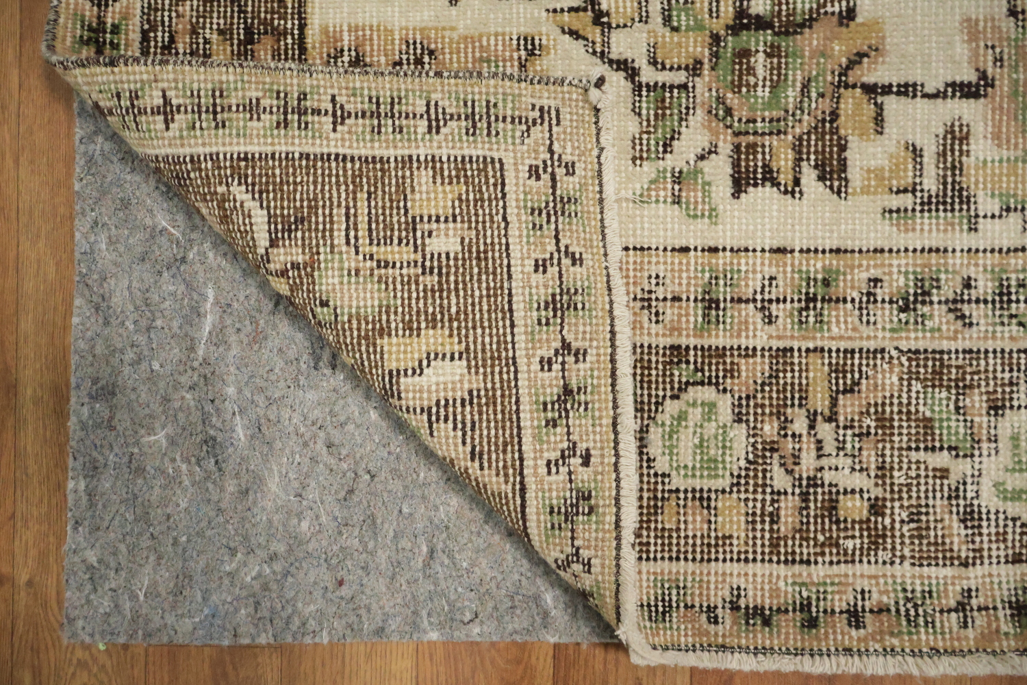 Elegant Vintage Floral Rug with Intricate Border Design 4x7