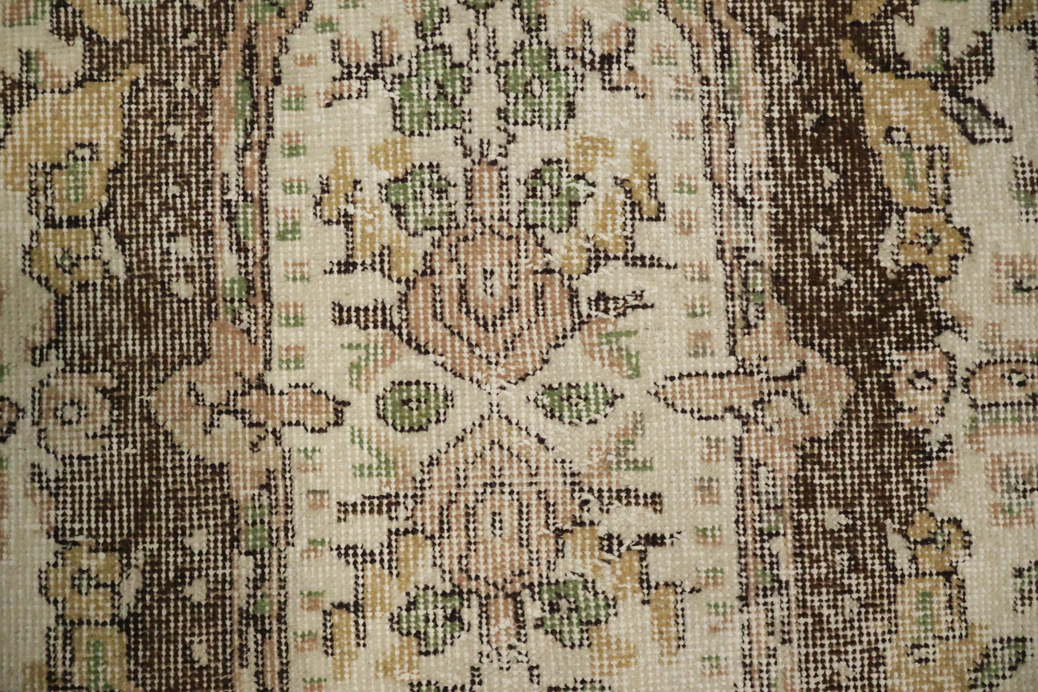 Elegant Vintage Floral Rug with Intricate Border Design 4x7