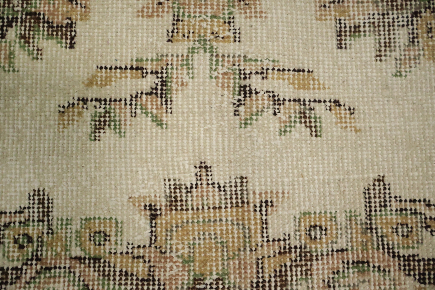 Elegant Vintage Floral Rug with Intricate Border Design 4x7