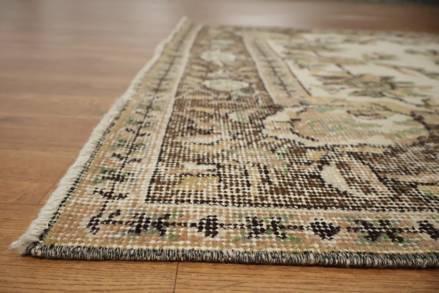 Elegant Vintage Floral Rug with Intricate Border Design 4x7