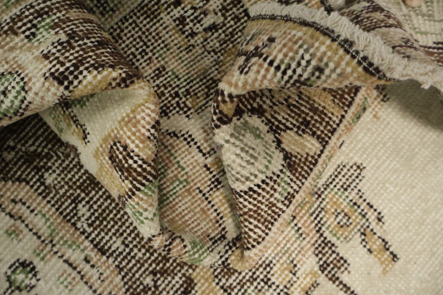 Elegant Vintage Floral Rug with Intricate Border Design 4x7