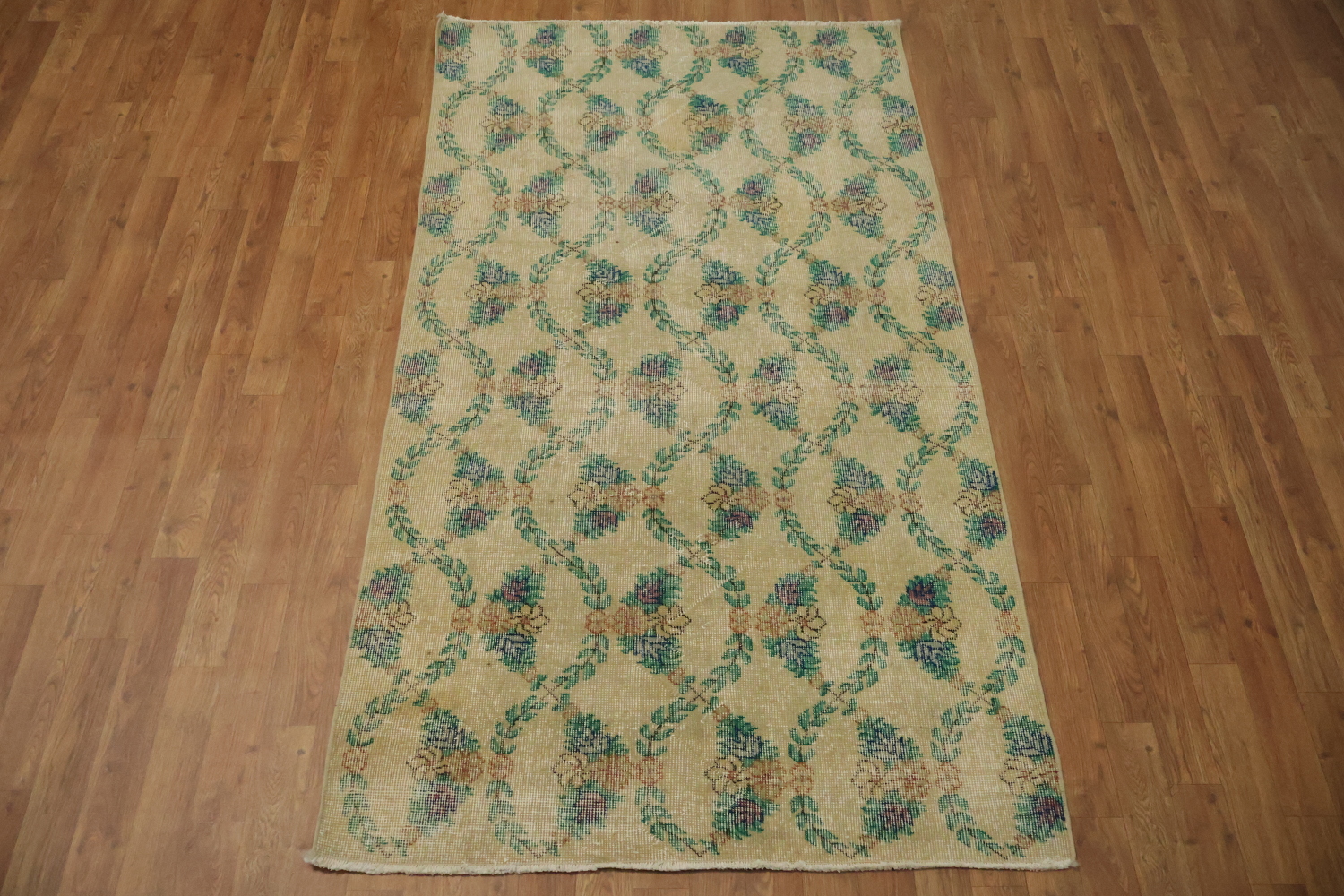 Elegant Vintage Charm: Floral Knot Pattern Area Rug 4x7