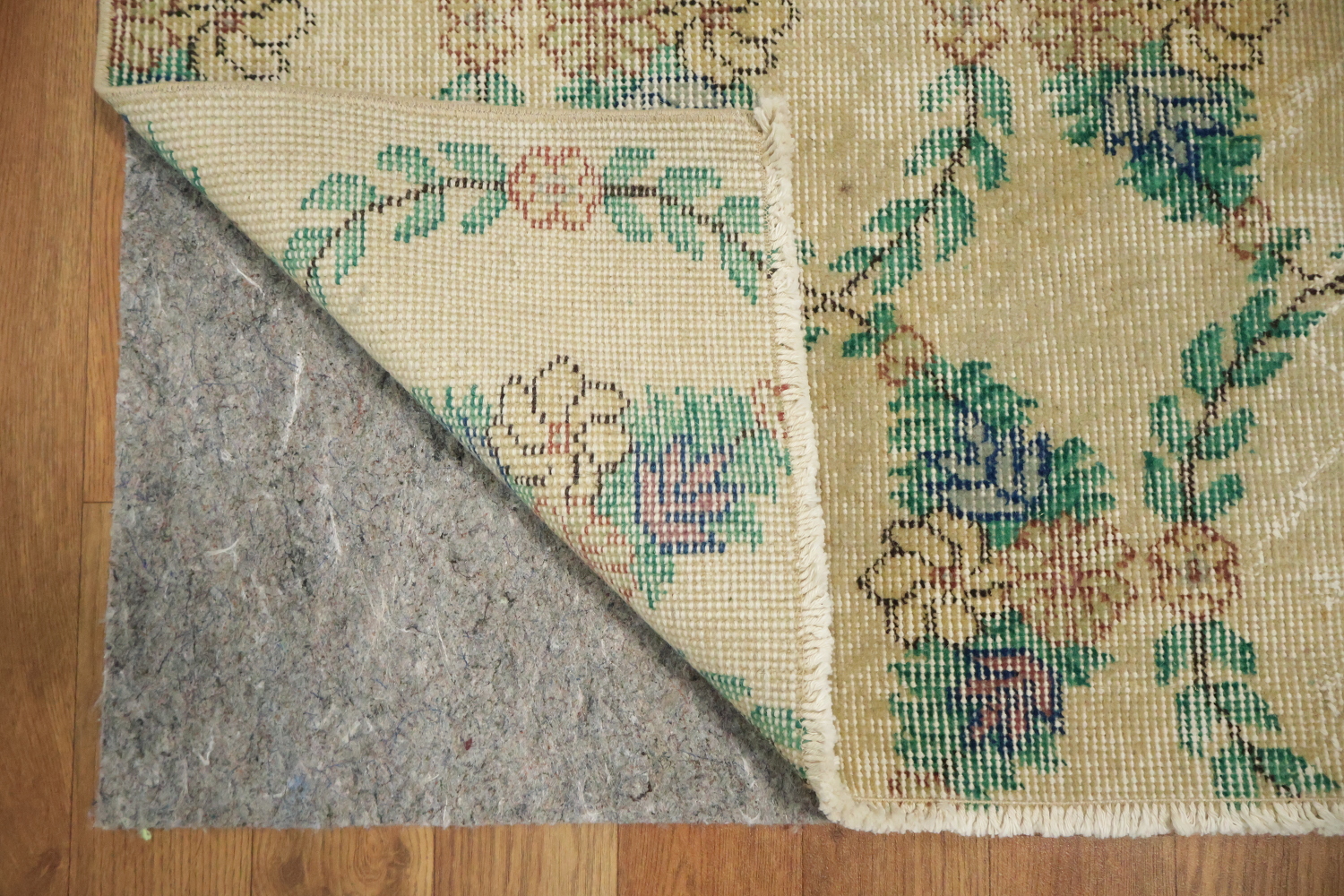 Elegant Vintage Charm: Floral Knot Pattern Area Rug 4x7