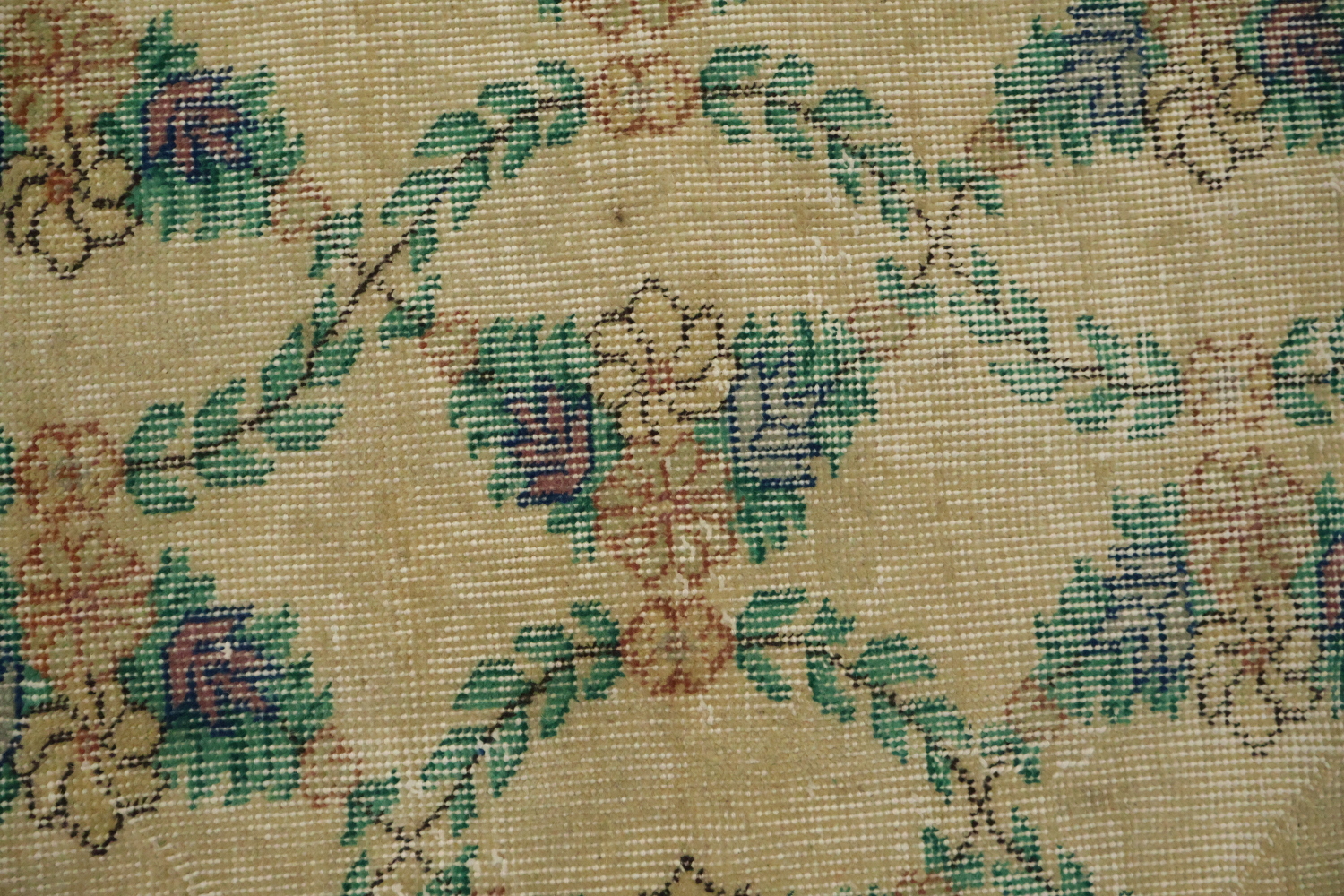 Elegant Vintage Charm: Floral Knot Pattern Area Rug 4x7