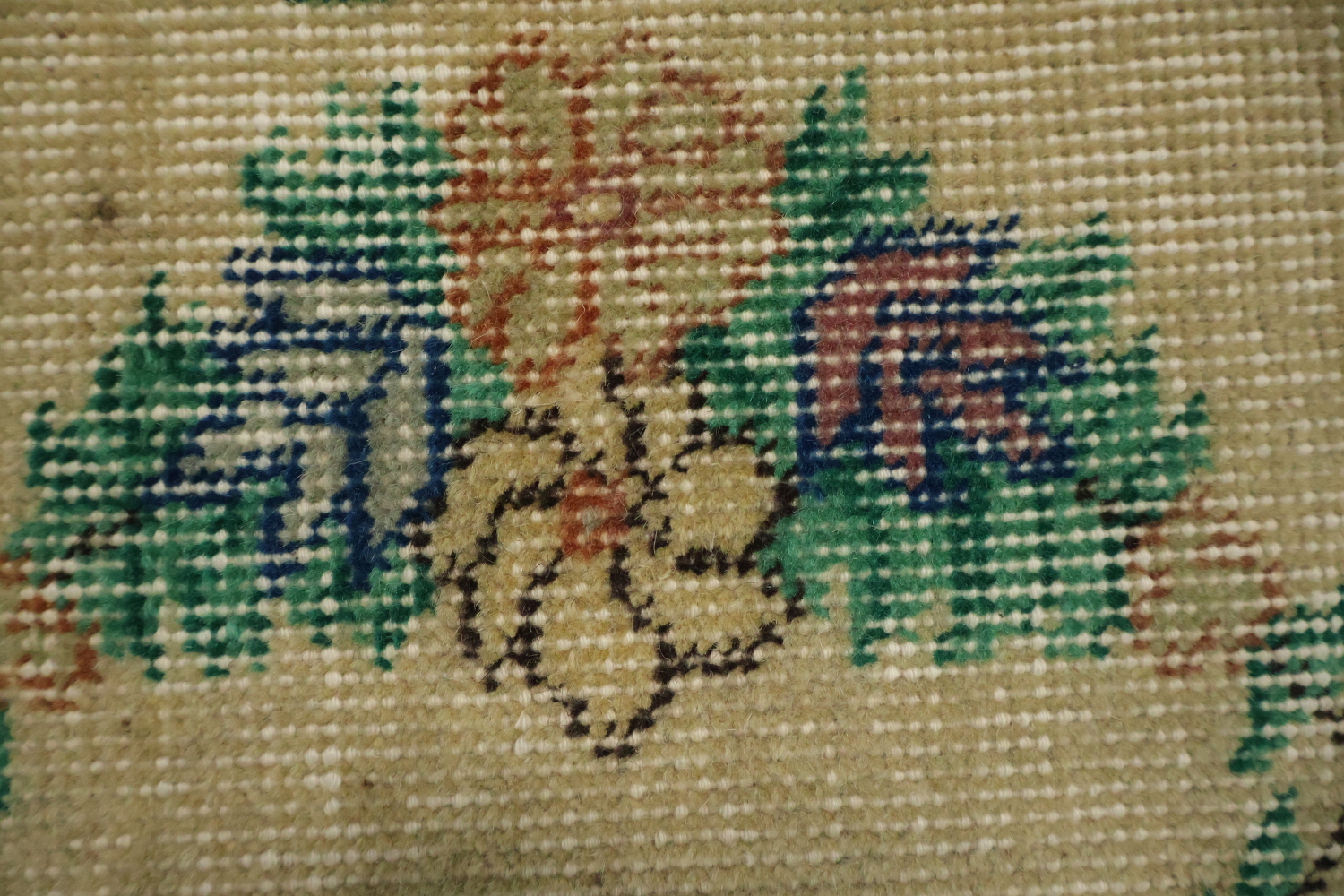 Elegant Vintage Charm: Floral Knot Pattern Area Rug 4x7