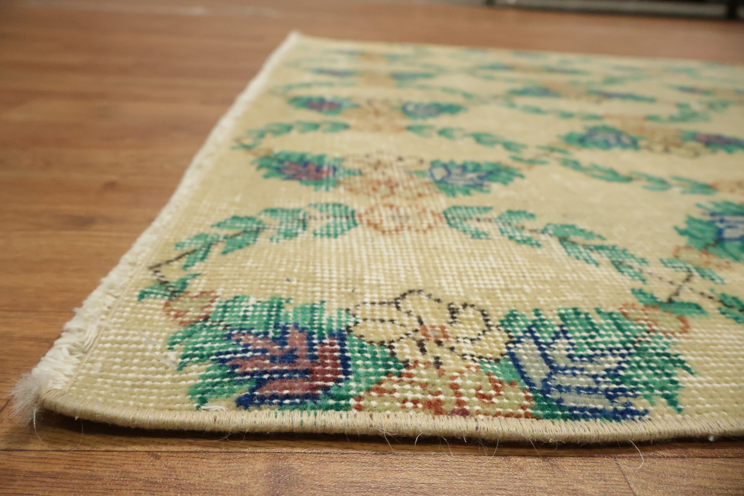 Elegant Vintage Charm: Floral Knot Pattern Area Rug 4x7