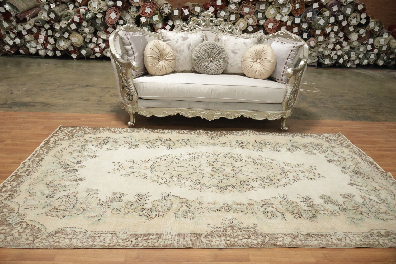 Elegant floral and medallion area rug with vintage charm 6x10
