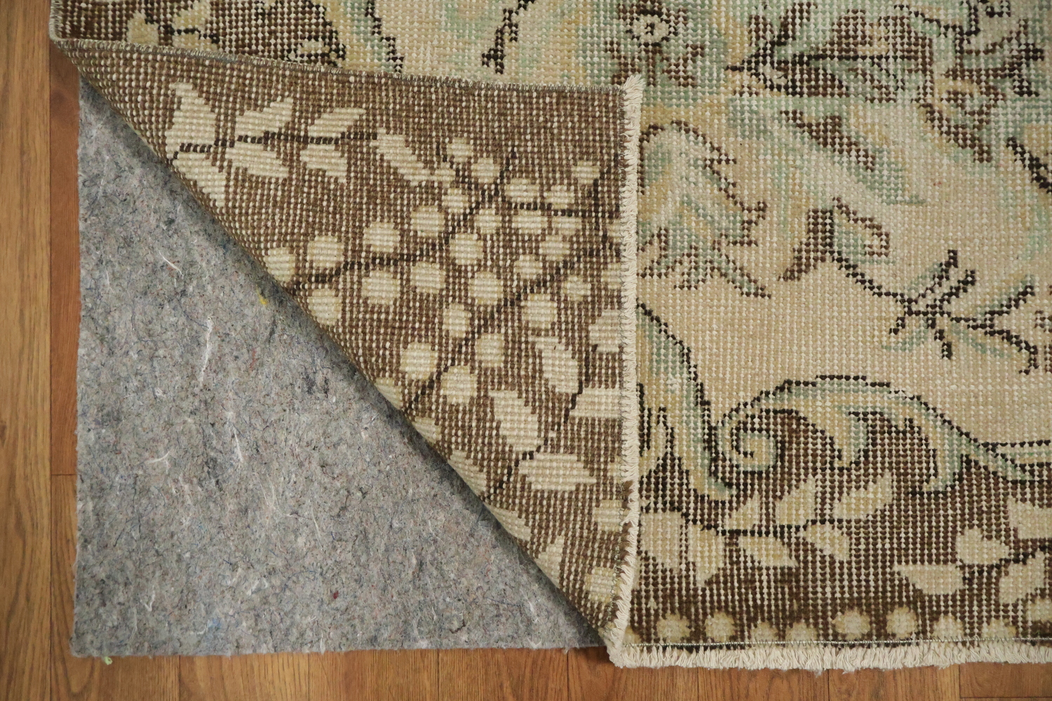 Elegant floral and medallion area rug with vintage charm 6x10