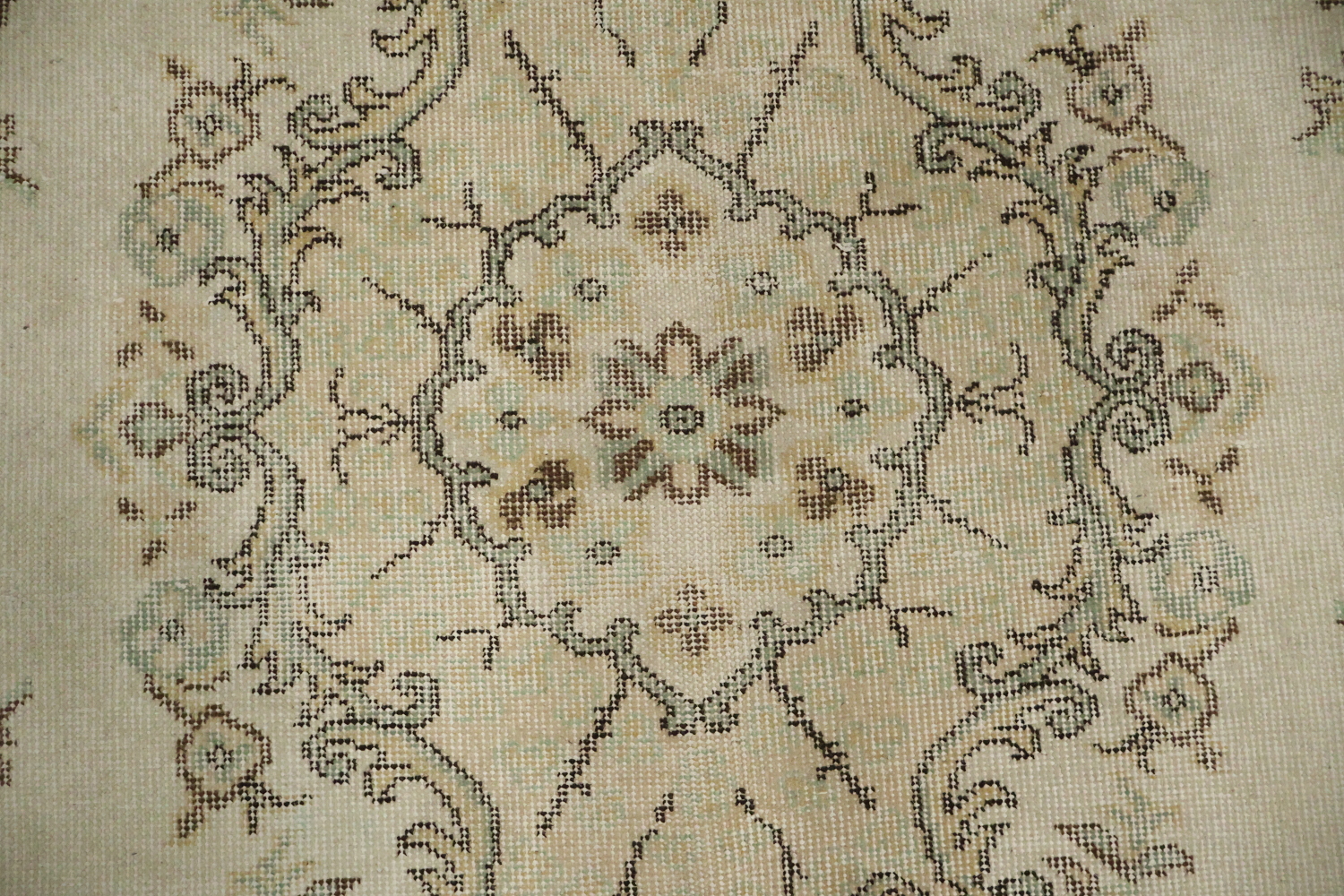Elegant floral and medallion area rug with vintage charm 6x10