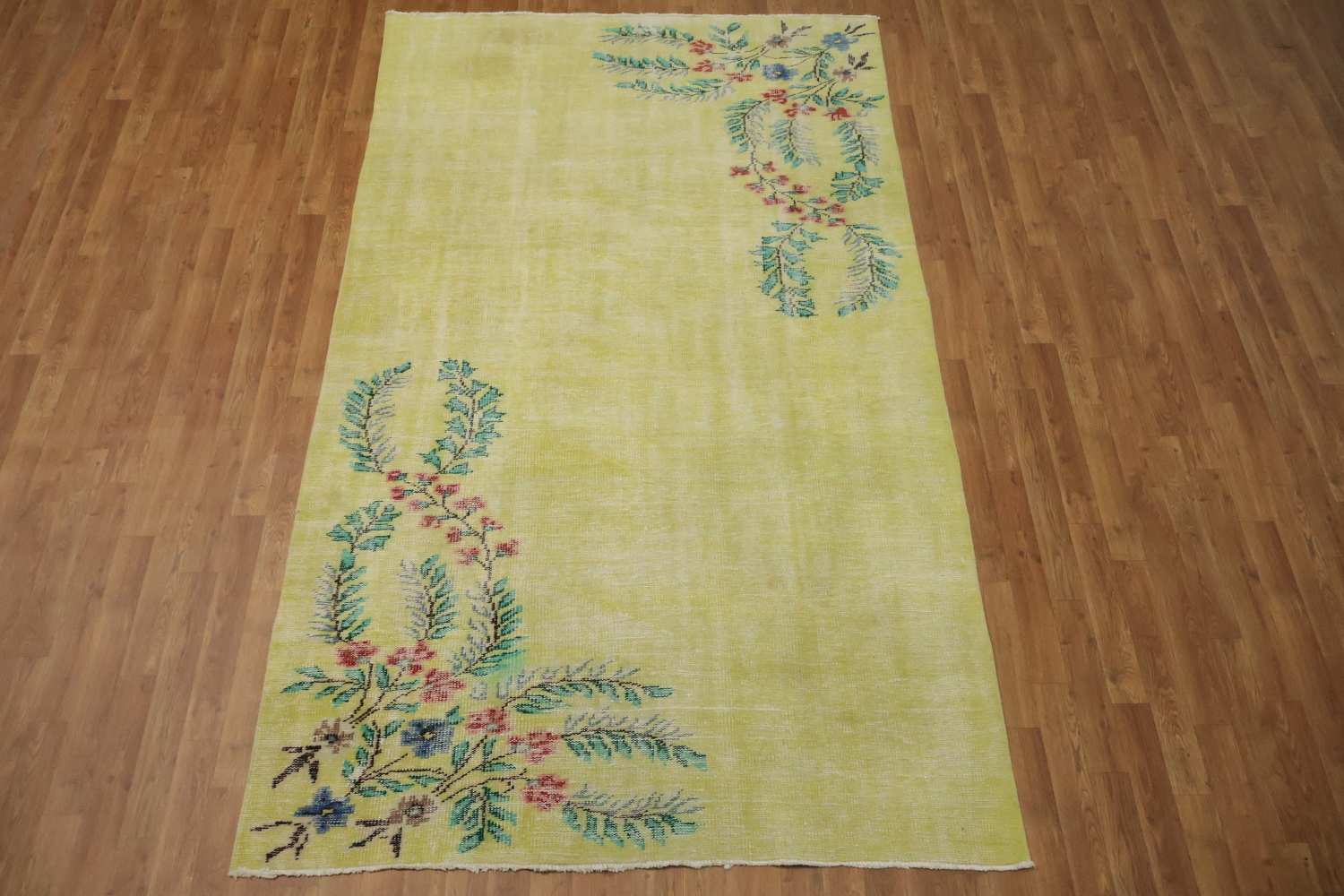 Blooming Serenity: Soft Pastel Rug with Floral Details 5x9