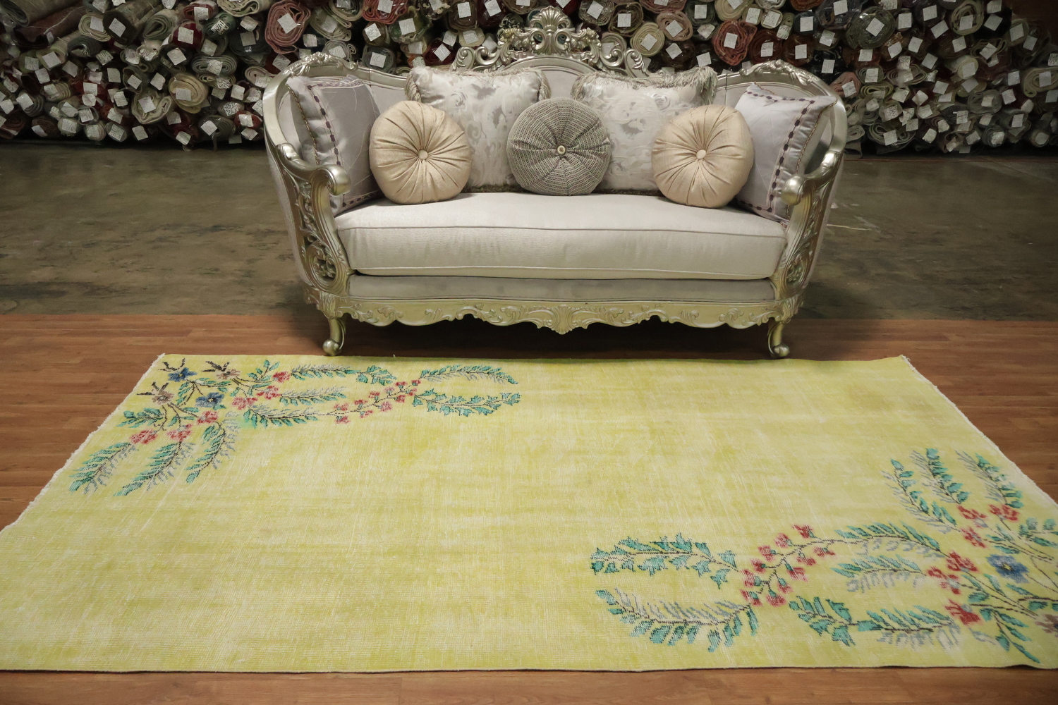 Blooming Serenity: Soft Pastel Rug with Floral Details 5x9