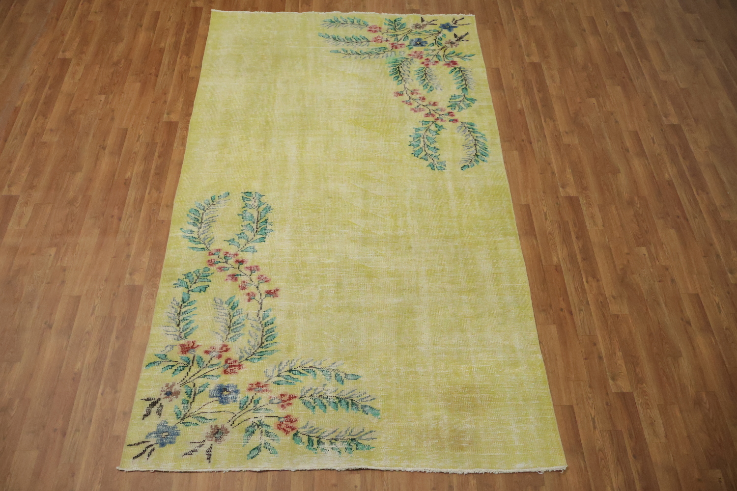 Blooming Serenity: Soft Pastel Rug with Floral Details 5x9
