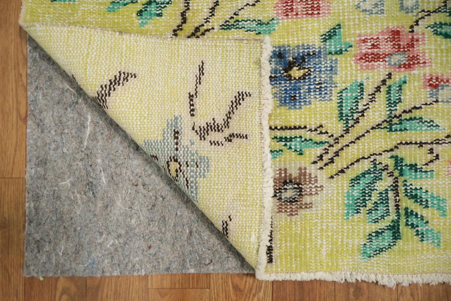 Blooming Serenity: Soft Pastel Rug with Floral Details 5x9