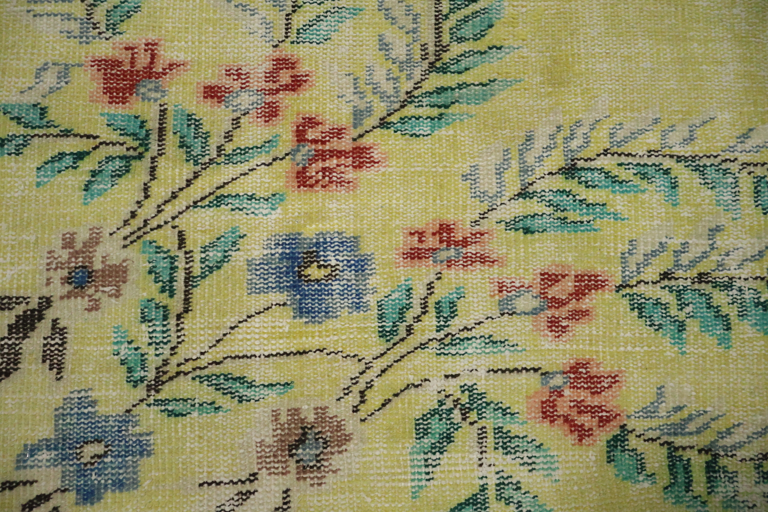 Blooming Serenity: Soft Pastel Rug with Floral Details 5x9