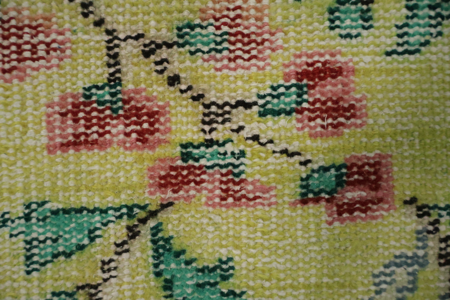 Blooming Serenity: Soft Pastel Rug with Floral Details 5x9