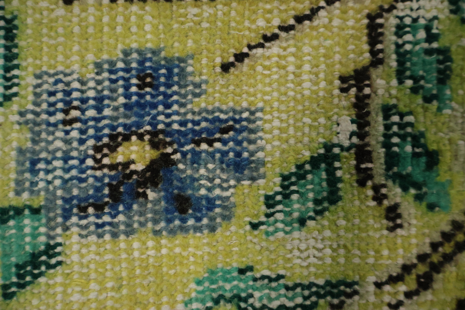 Blooming Serenity: Soft Pastel Rug with Floral Details 5x9