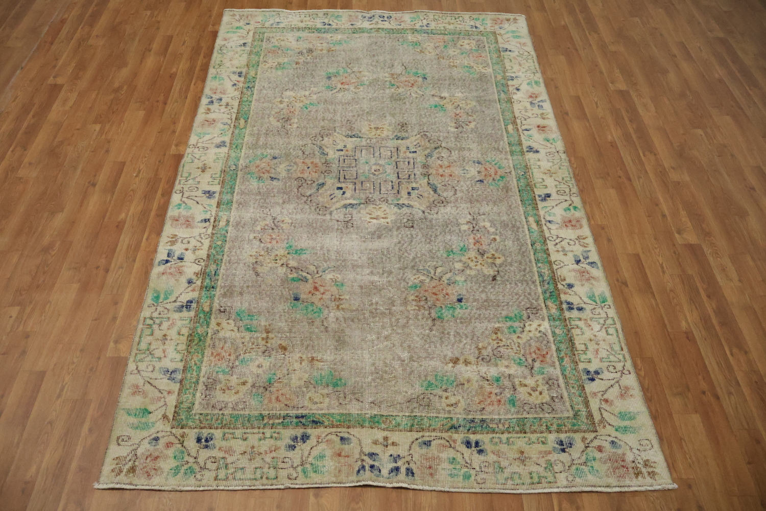 Elegant Antique Style Rug Perfect for Classic Home Décor 5x9