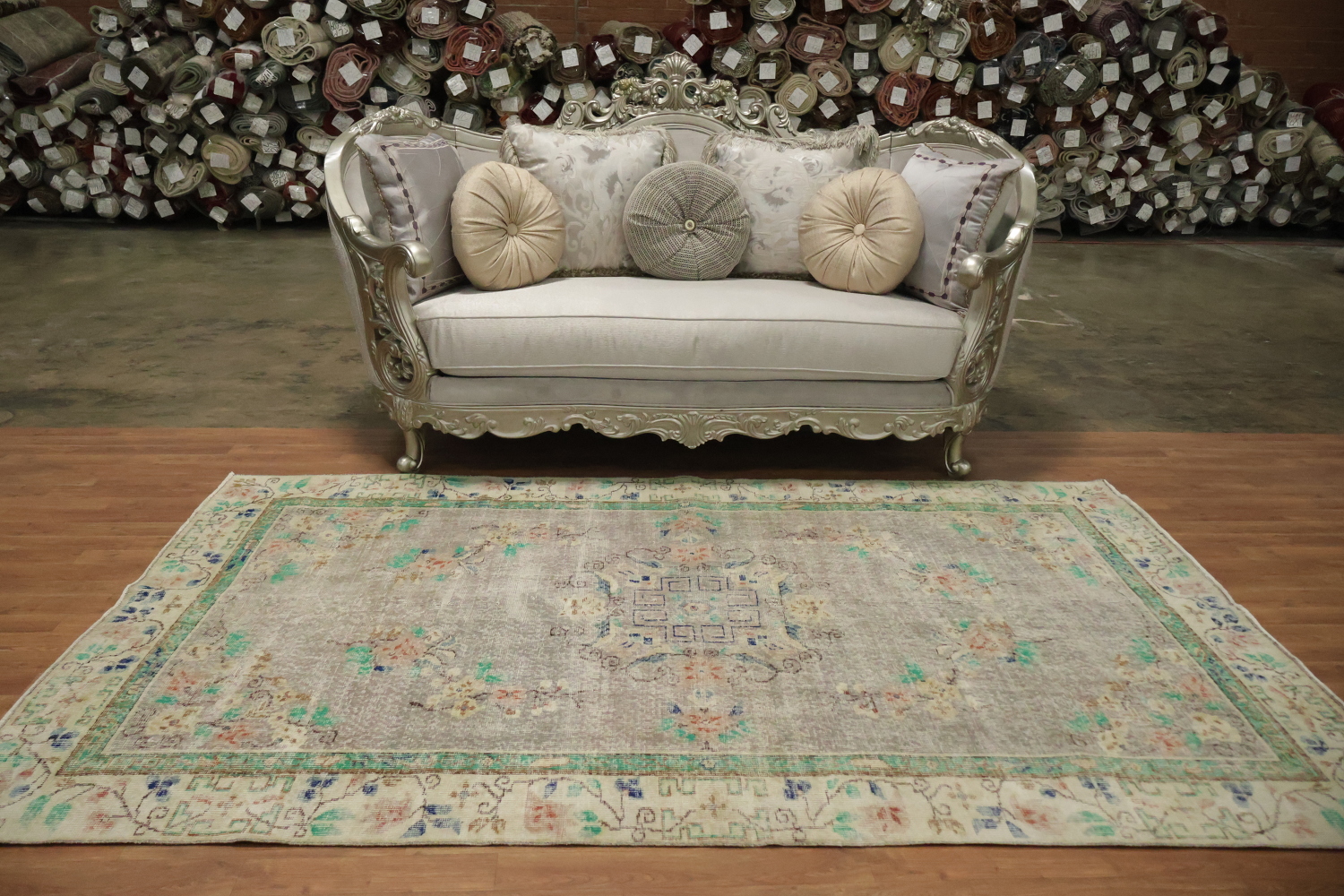 Elegant Antique Style Rug Perfect for Classic Home Décor 5x9