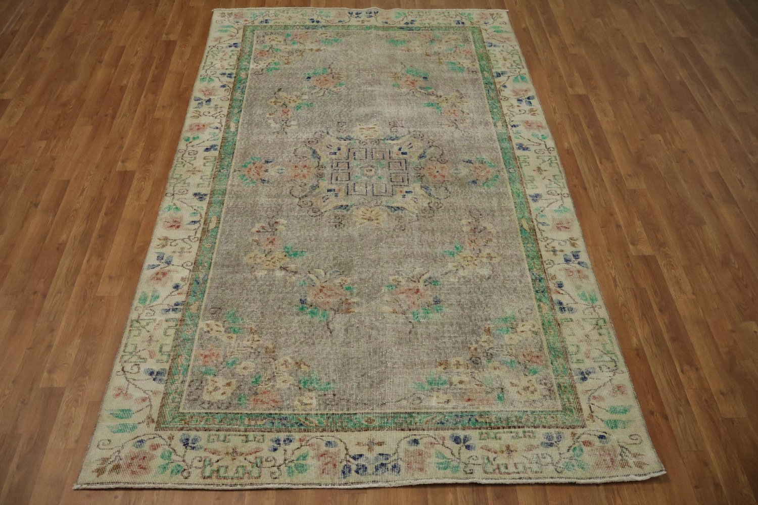 Elegant Antique Style Rug Perfect for Classic Home Décor 5x9
