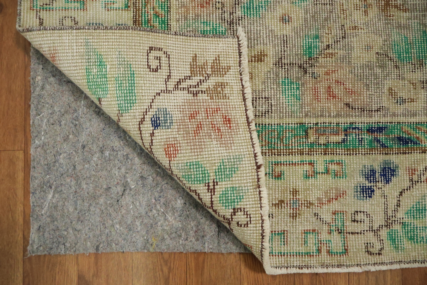 Elegant Antique Style Rug Perfect for Classic Home Décor 5x9