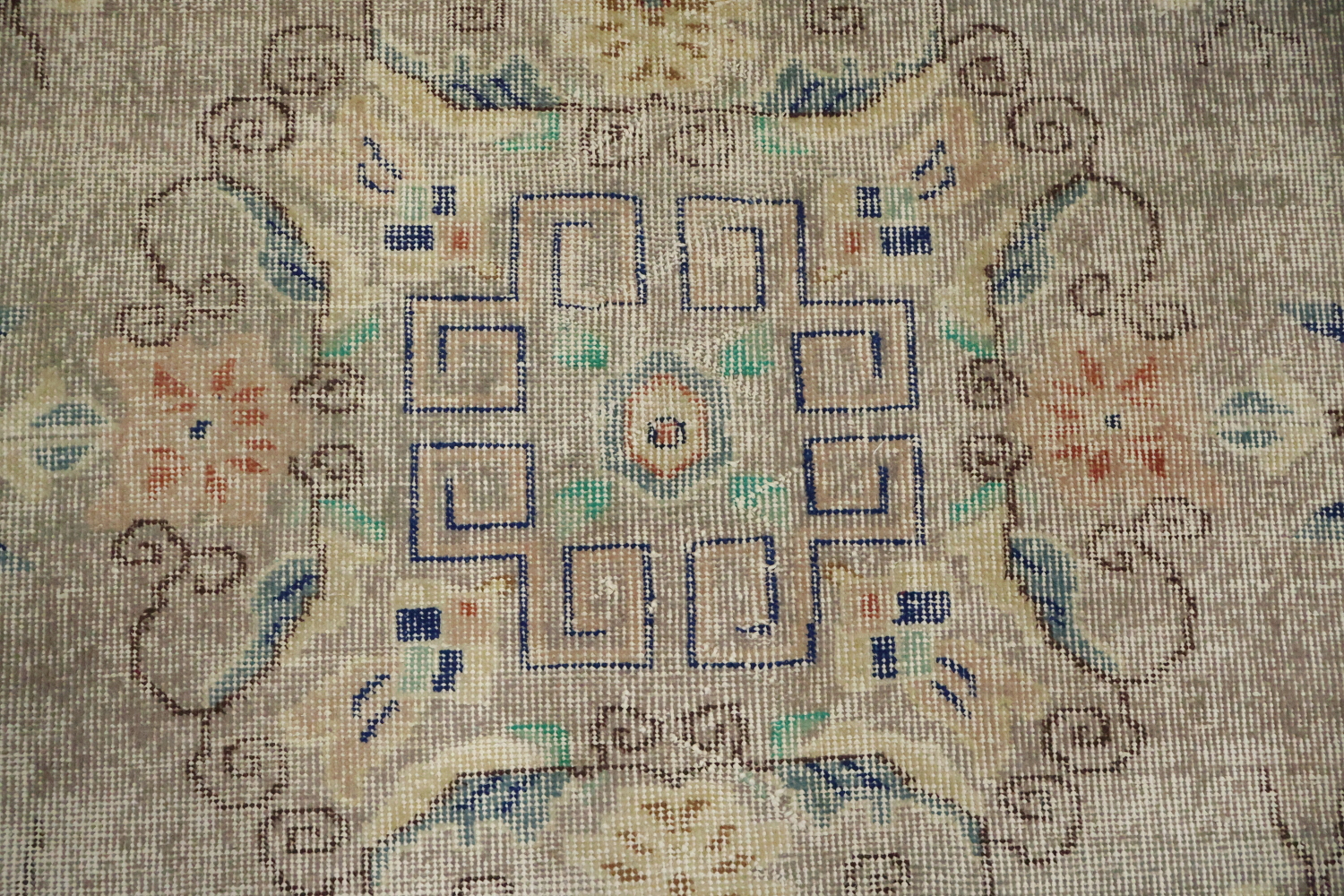 Elegant Antique Style Rug Perfect for Classic Home Décor 5x9