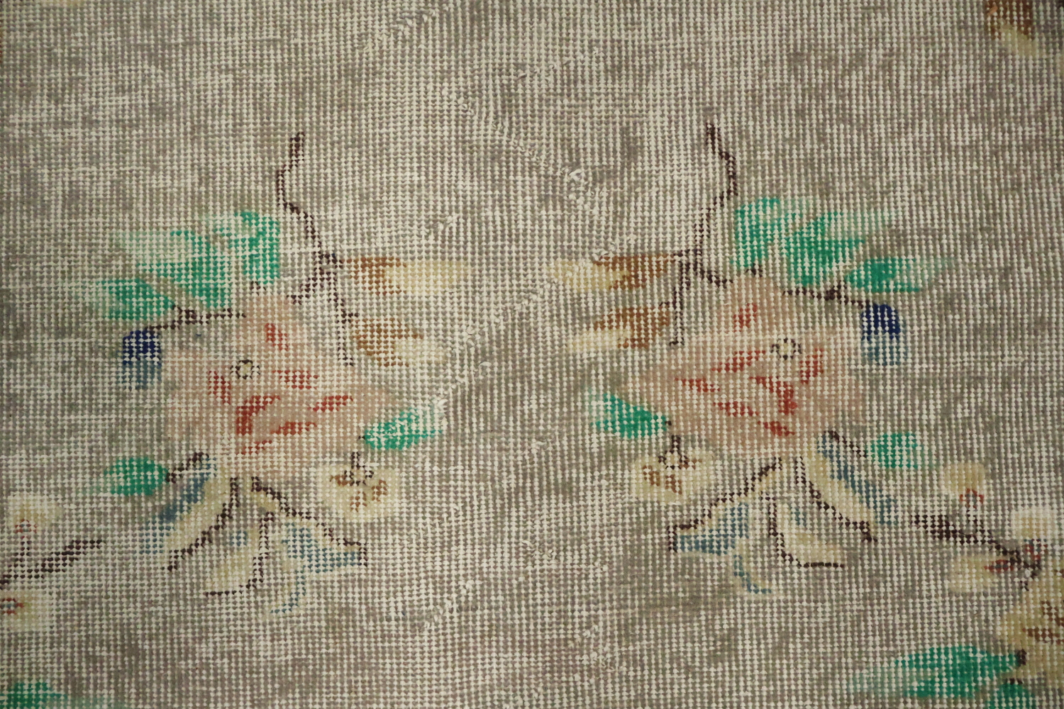 Elegant Antique Style Rug Perfect for Classic Home Décor 5x9