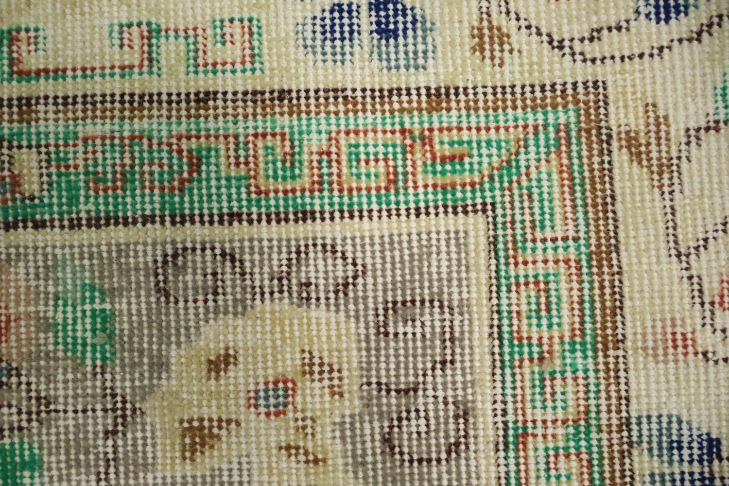 Elegant Antique Style Rug Perfect for Classic Home Décor 5x9