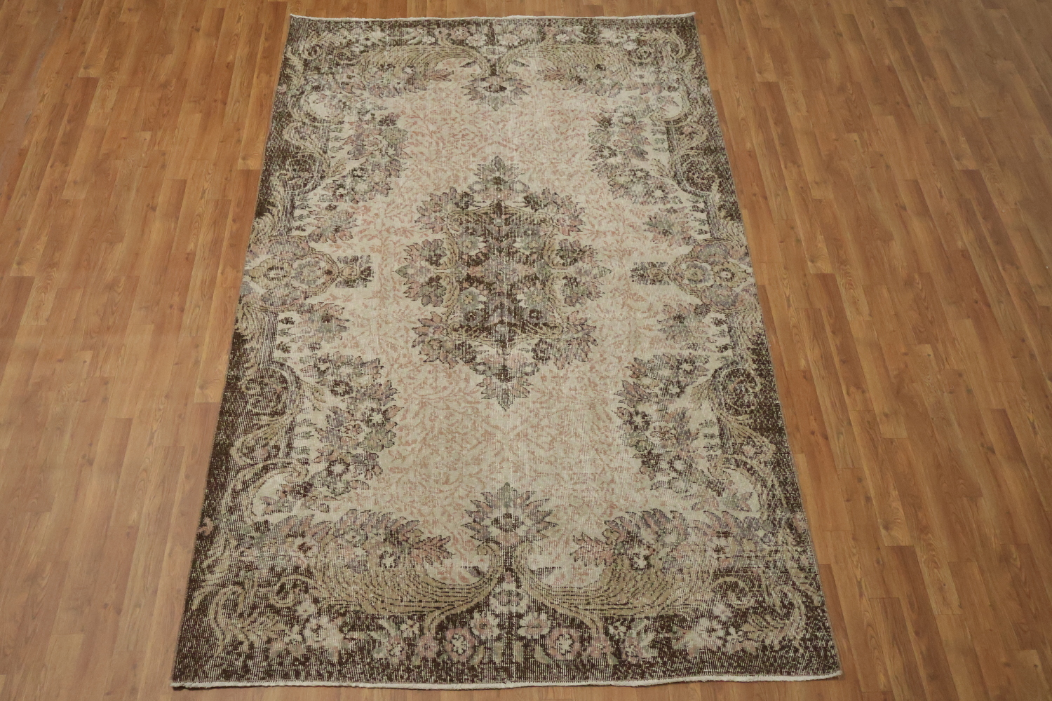 Elegant Vintage Floral-Patterned Rug for Classic Home Décor 6x9