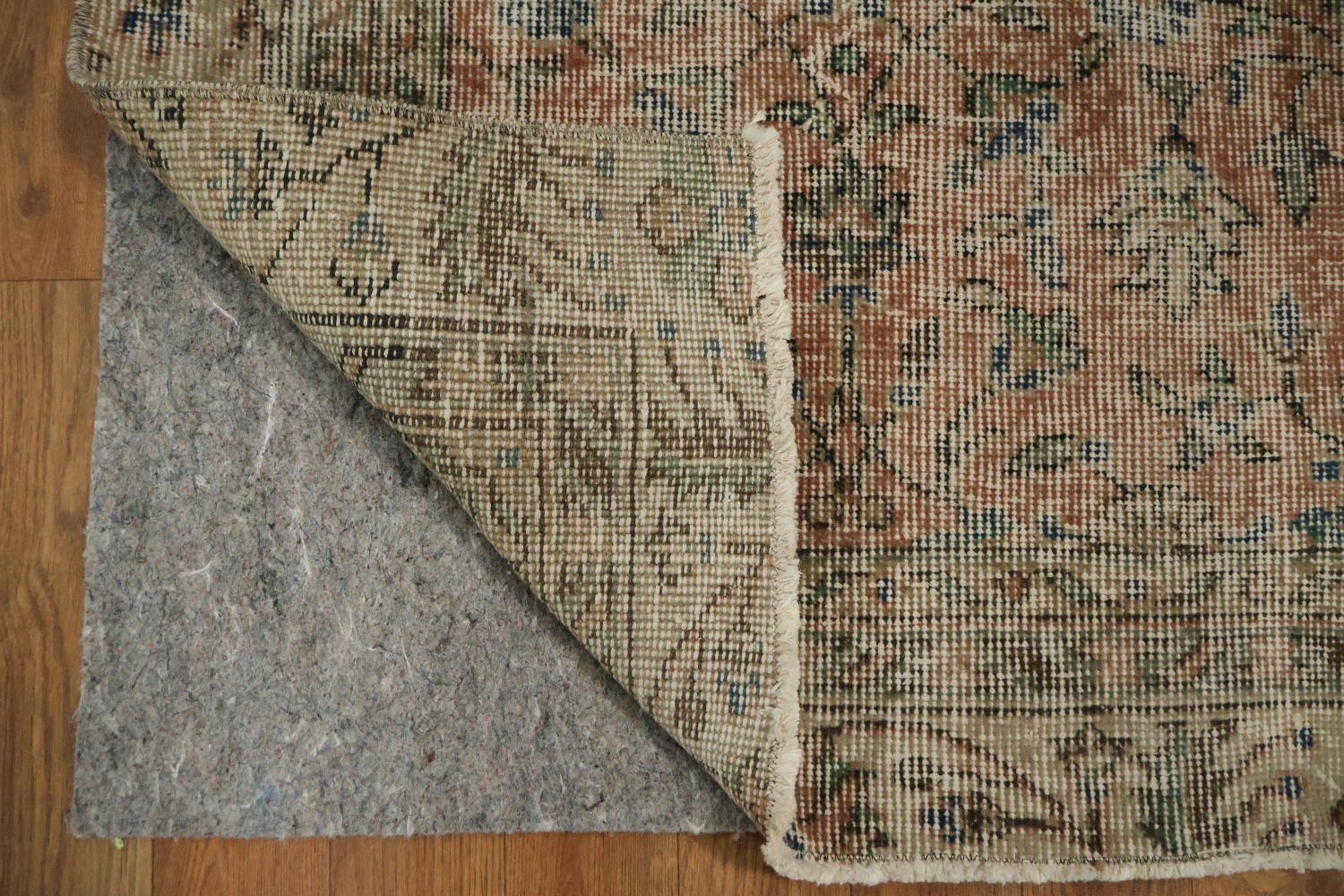 Vintage Charm: Distressed Exquisite Area Rug 6x9