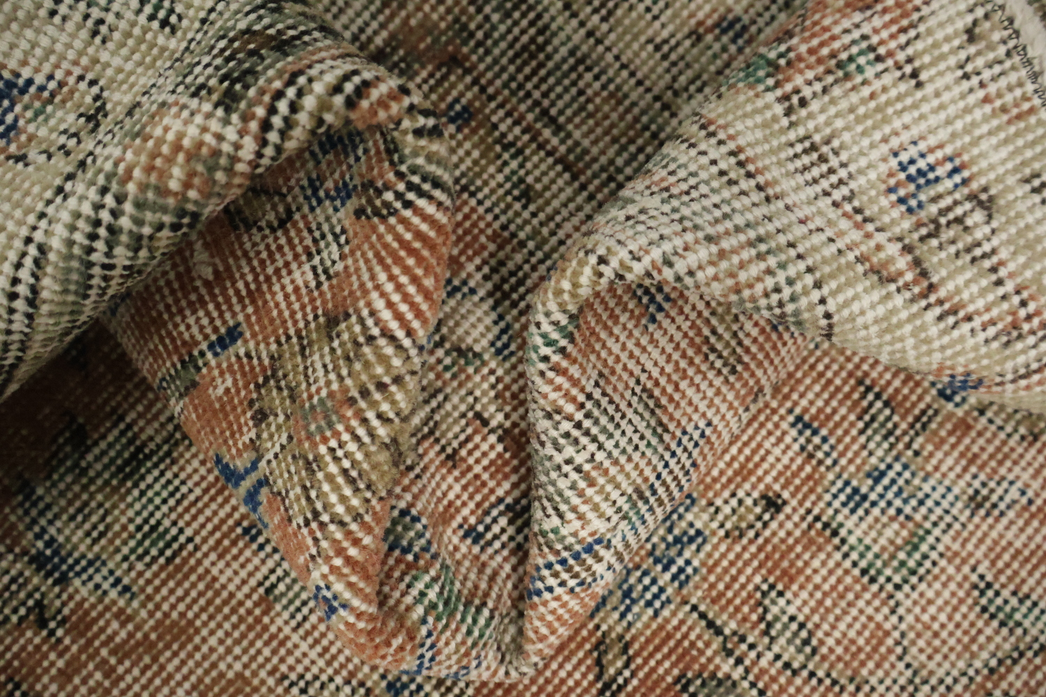 Vintage Charm: Distressed Exquisite Area Rug 6x9