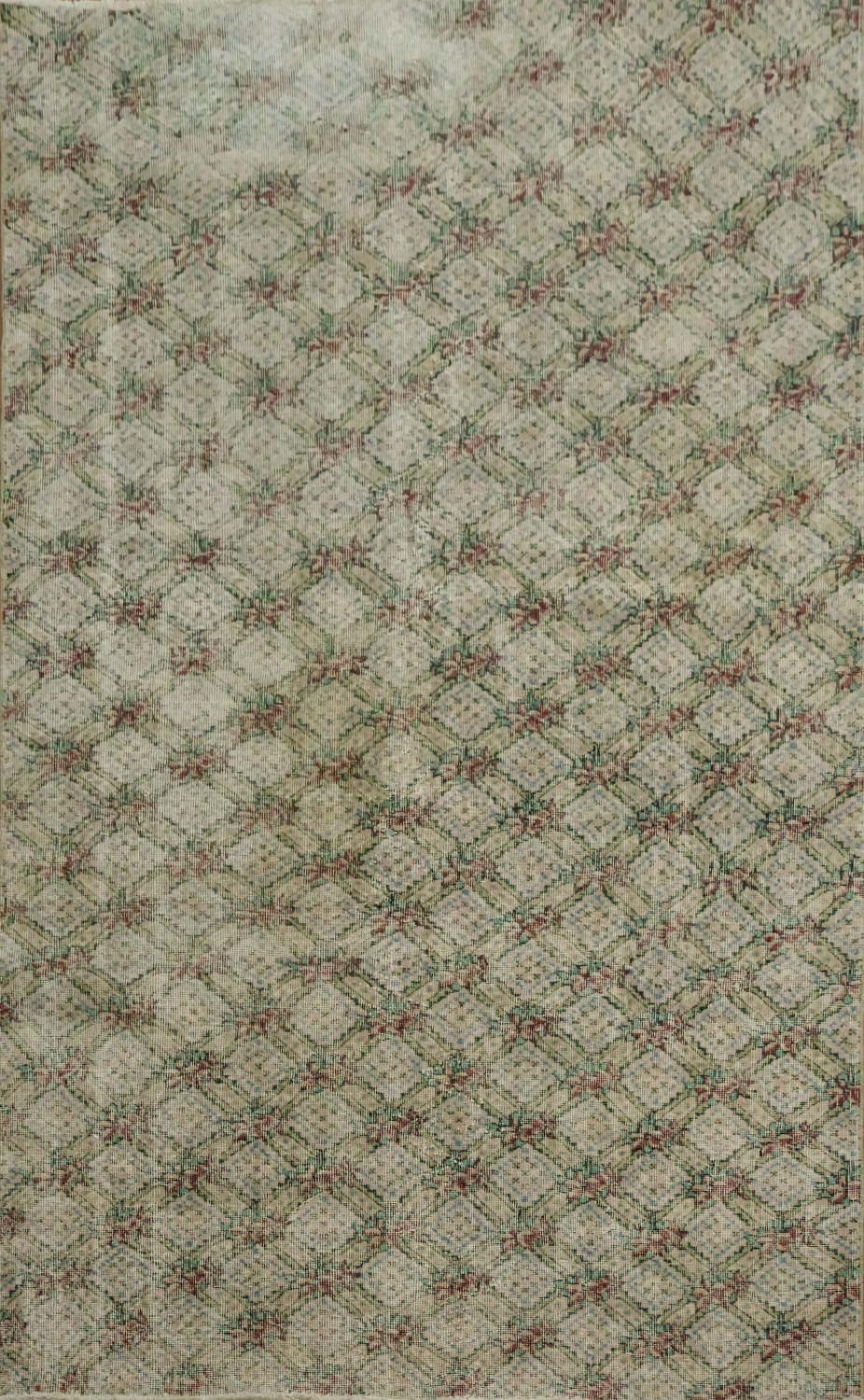 Elegant Vintage Patterned Rug with Subtle Geometric Accents 5x8