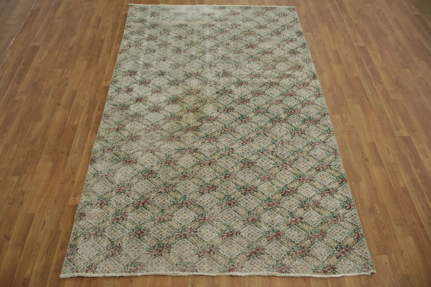 Elegant Vintage Patterned Rug with Subtle Geometric Accents 5x8
