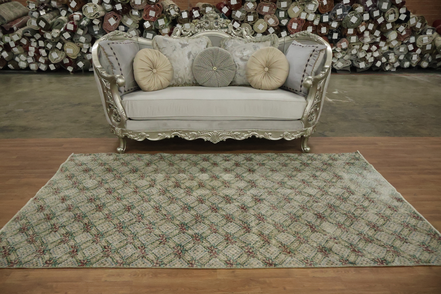 Elegant Vintage Patterned Rug with Subtle Geometric Accents 5x8
