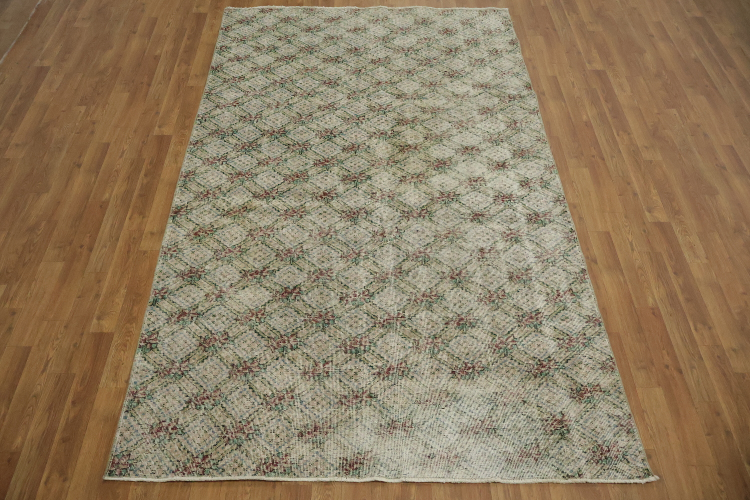 Elegant Vintage Patterned Rug with Subtle Geometric Accents 5x8