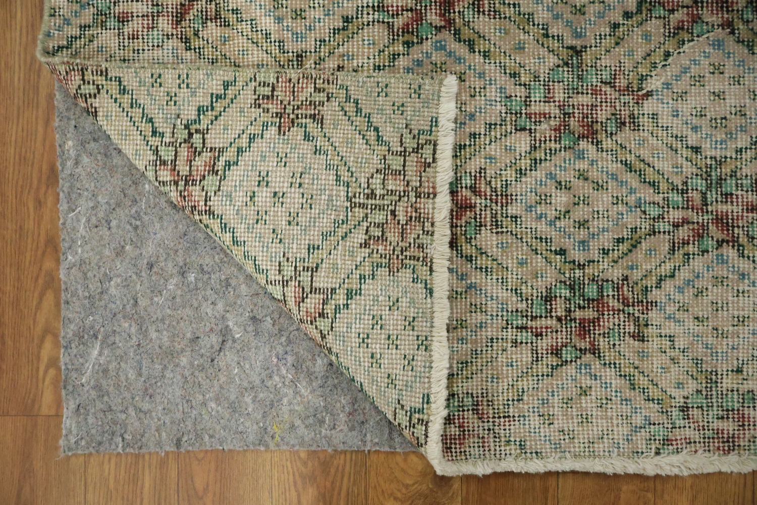 Elegant Vintage Patterned Rug with Subtle Geometric Accents 5x8