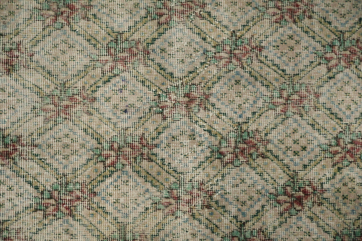 Elegant Vintage Patterned Rug with Subtle Geometric Accents 5x8