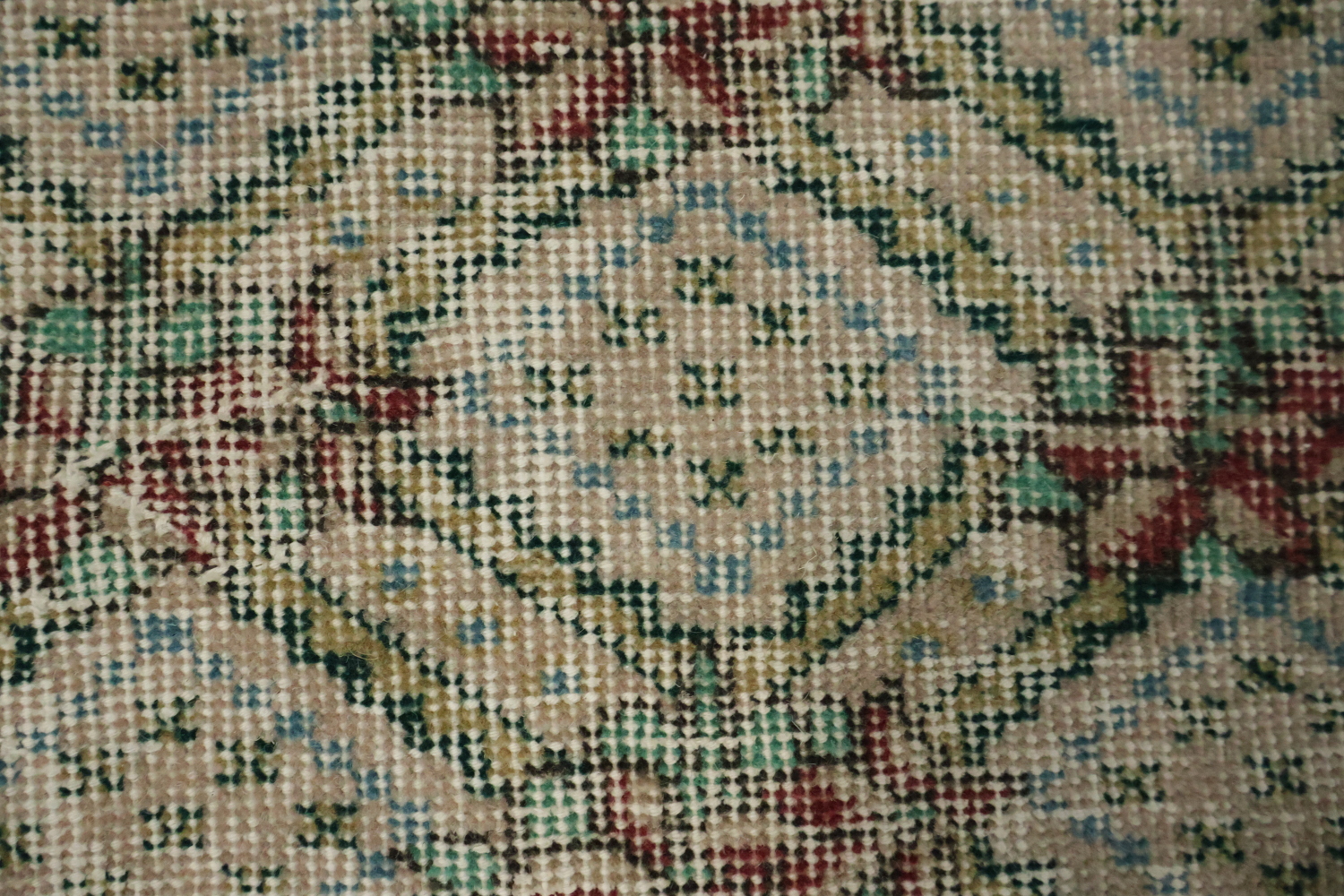 Elegant Vintage Patterned Rug with Subtle Geometric Accents 5x8