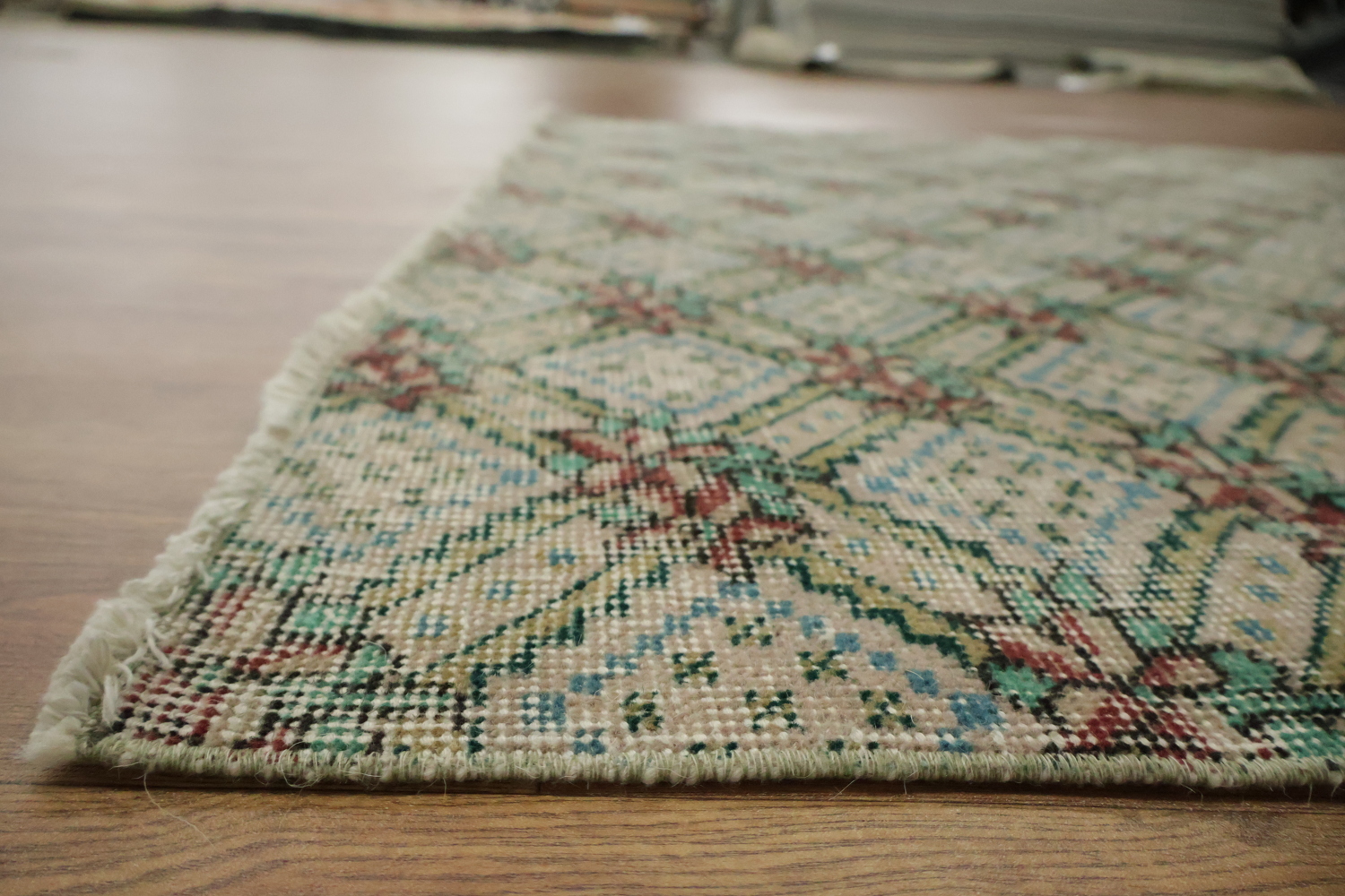 Elegant Vintage Patterned Rug with Subtle Geometric Accents 5x8