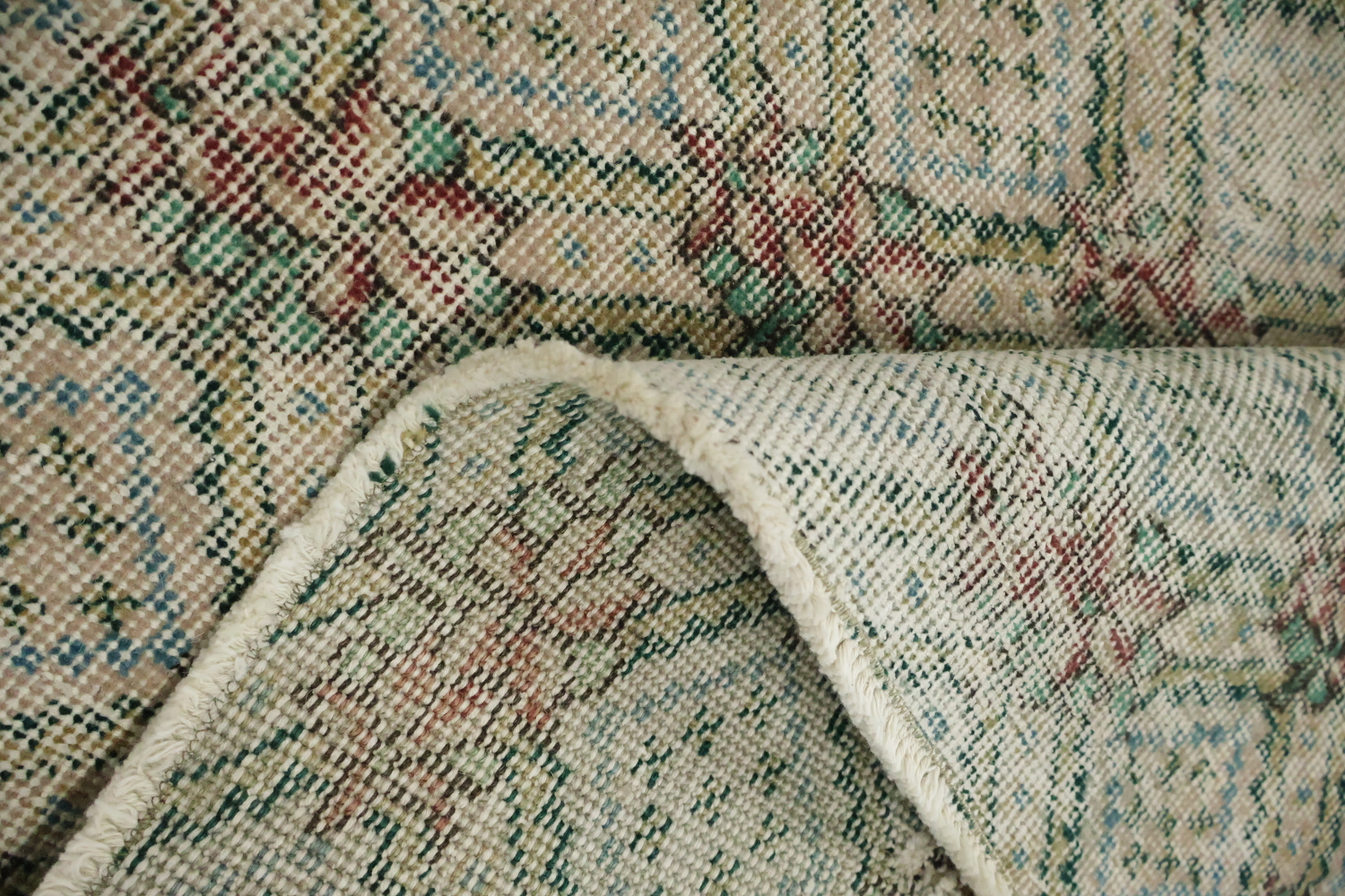 Elegant Vintage Patterned Rug with Subtle Geometric Accents 5x8