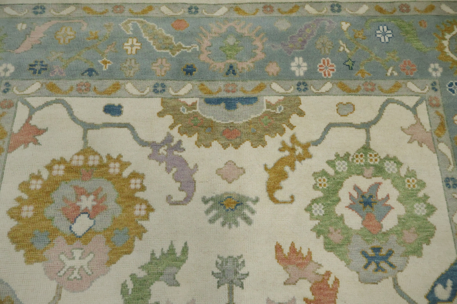 Pastel Perfection: Traditional Rectangular Area Rug 8'x10'