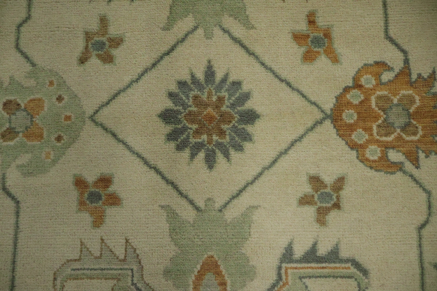 Traditional 9x12 Oushak Hand-Knotted Wool Rug in Ivory & Green