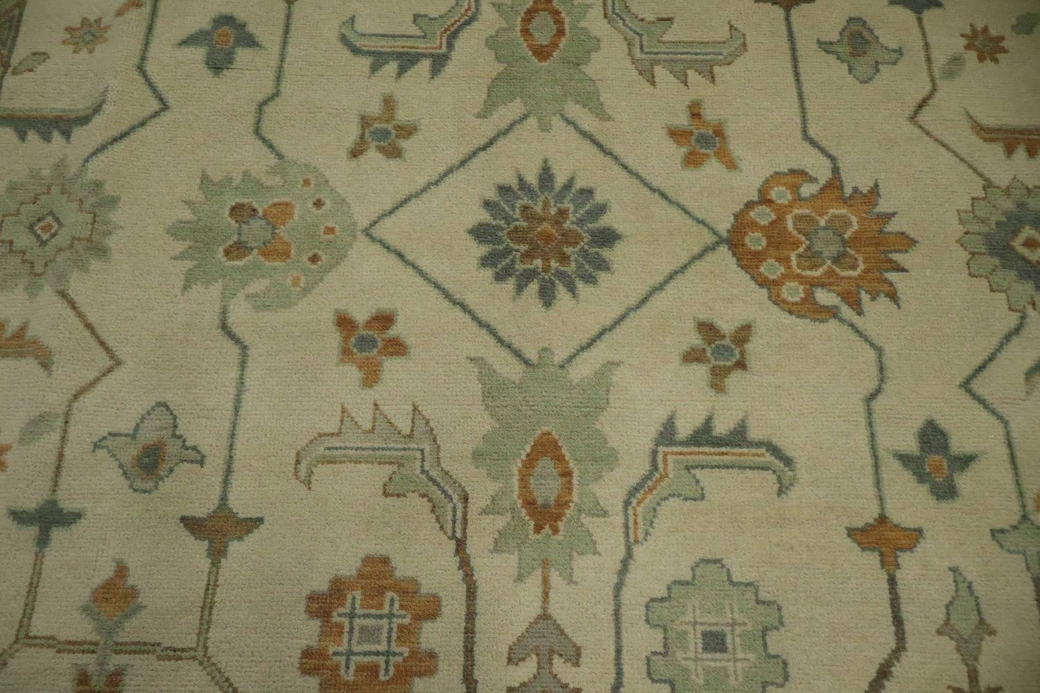 Traditional 9x12 Oushak Hand-Knotted Wool Rug in Ivory & Green