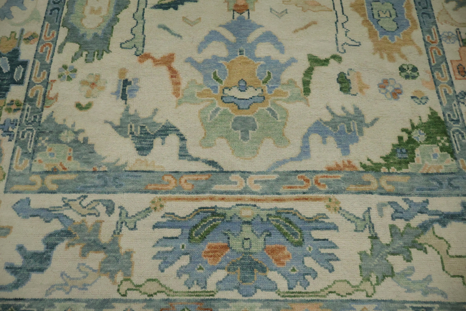 Sophisticated Traditional Rug with Rich Multicolor Design Elements 8'x10'