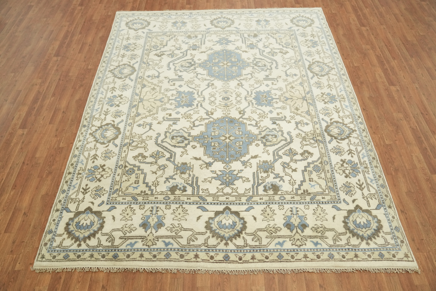 Sophisticated Traditional Rug in Cream and Blue for Elegant Spaces 8'x10'
