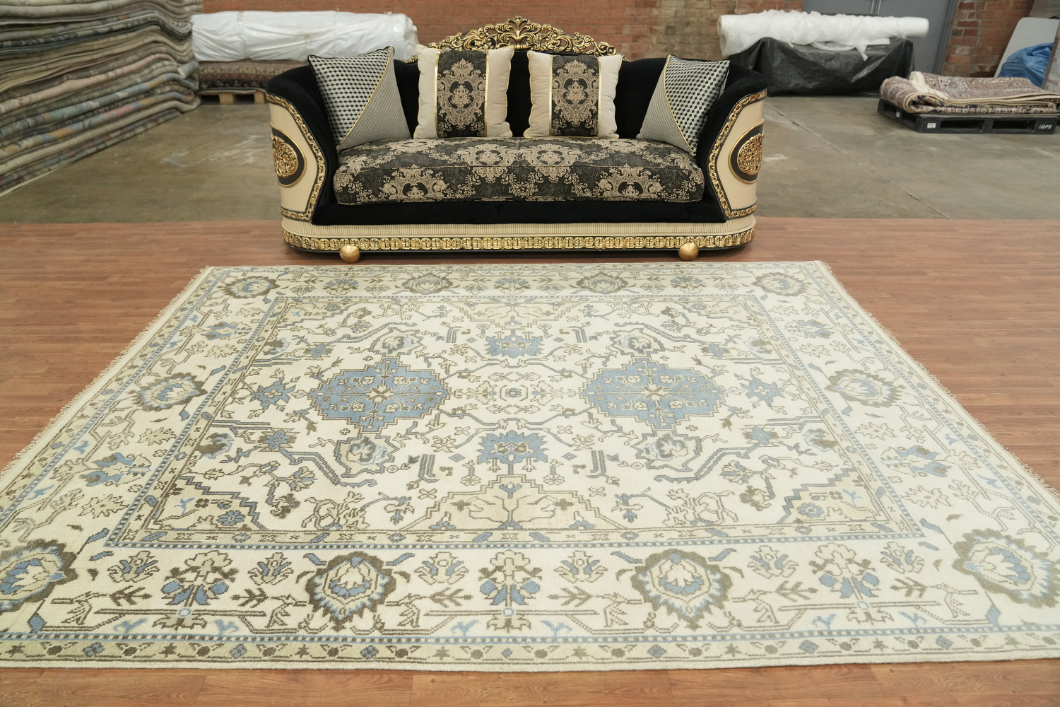 Sophisticated Traditional Rug in Cream and Blue for Elegant Spaces 8'x10'