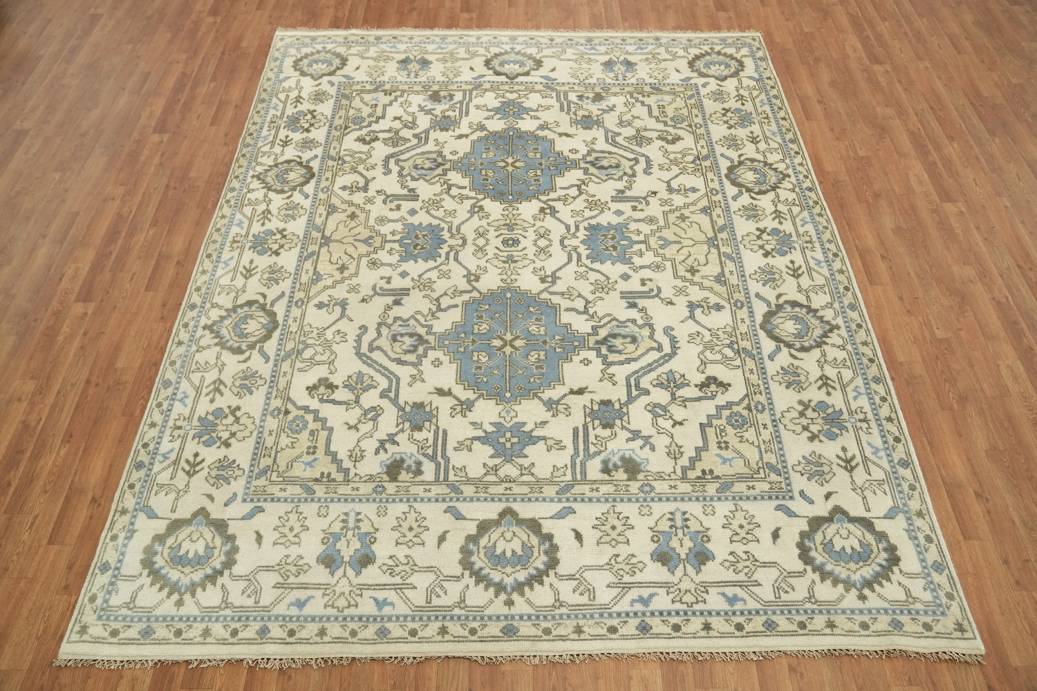 Sophisticated Traditional Rug in Cream and Blue for Elegant Spaces 8'x10'