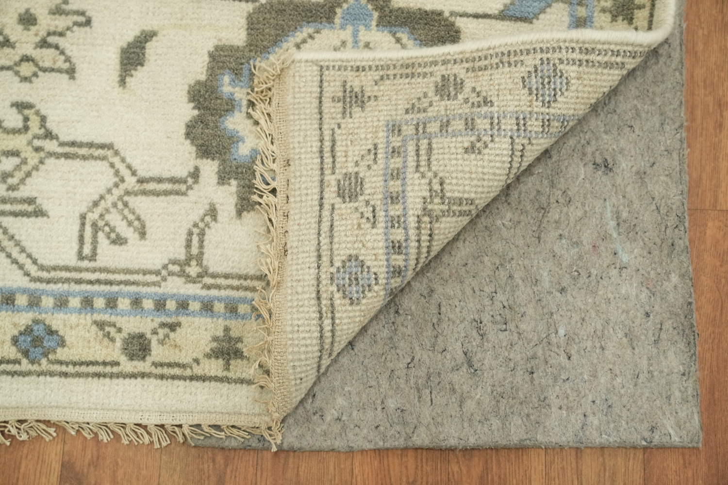 Sophisticated Traditional Rug in Cream and Blue for Elegant Spaces 8'x10'