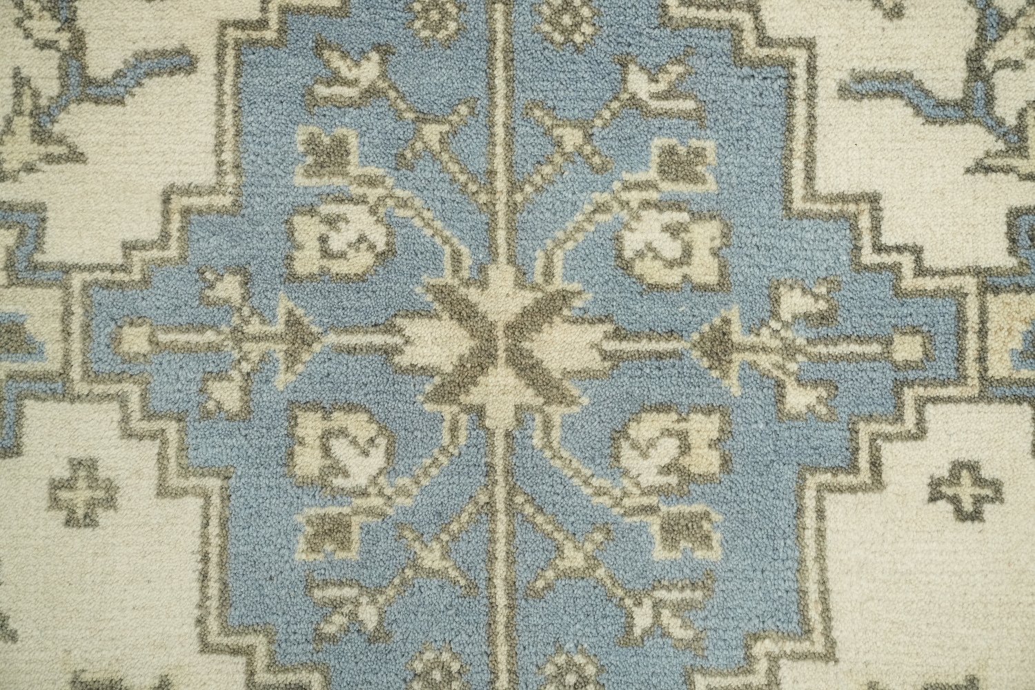 Sophisticated Traditional Rug in Cream and Blue for Elegant Spaces 8'x10'