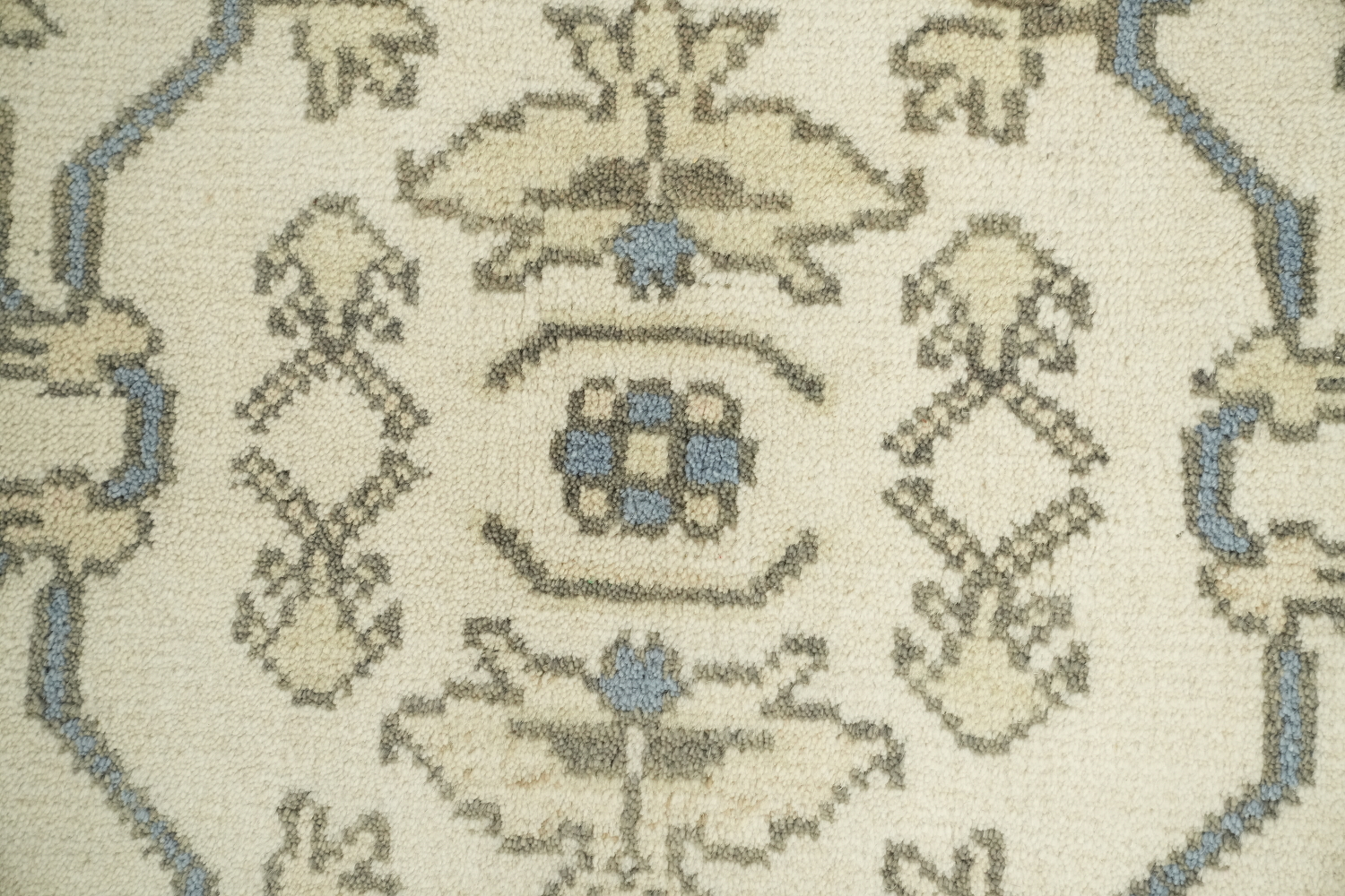 Sophisticated Traditional Rug in Cream and Blue for Elegant Spaces 8'x10'