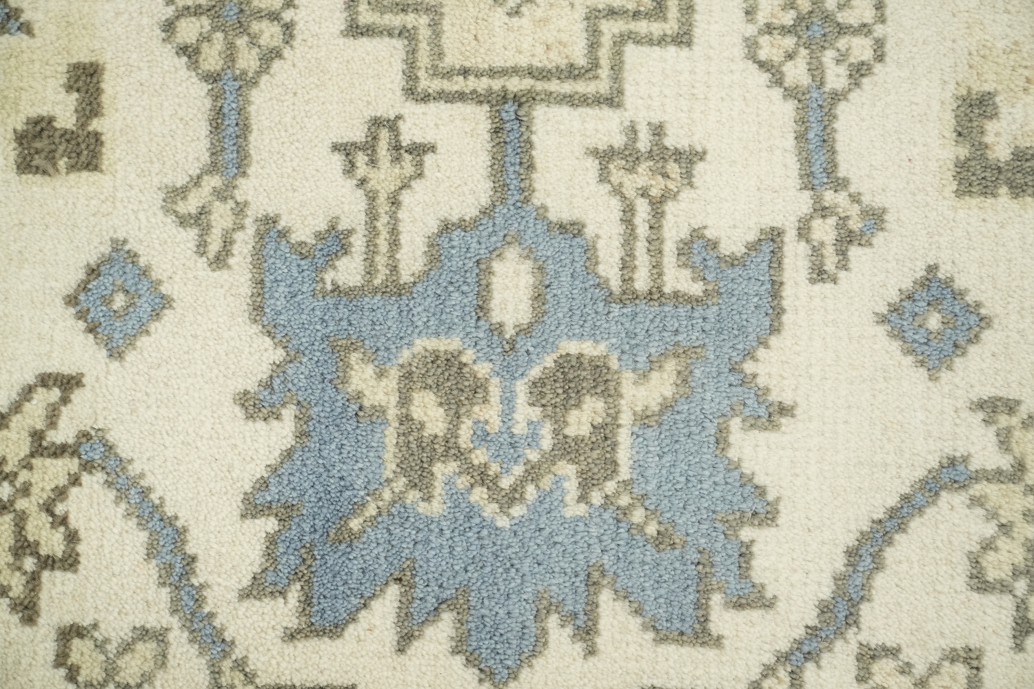 Sophisticated Traditional Rug in Cream and Blue for Elegant Spaces 8'x10'